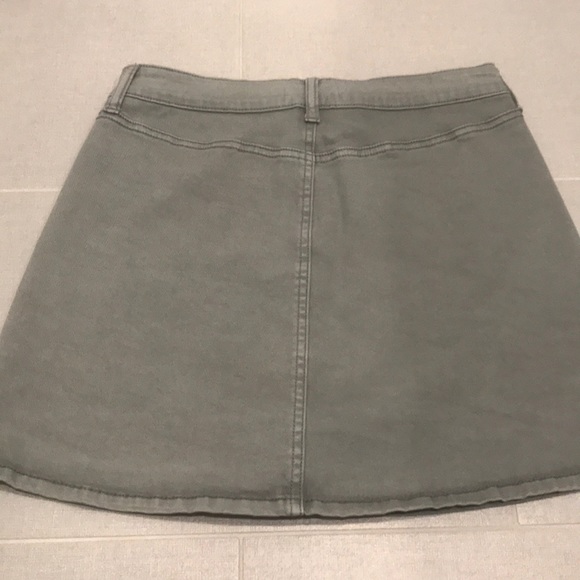 Button down gray skirt with pockets - Picture 2 of 2
